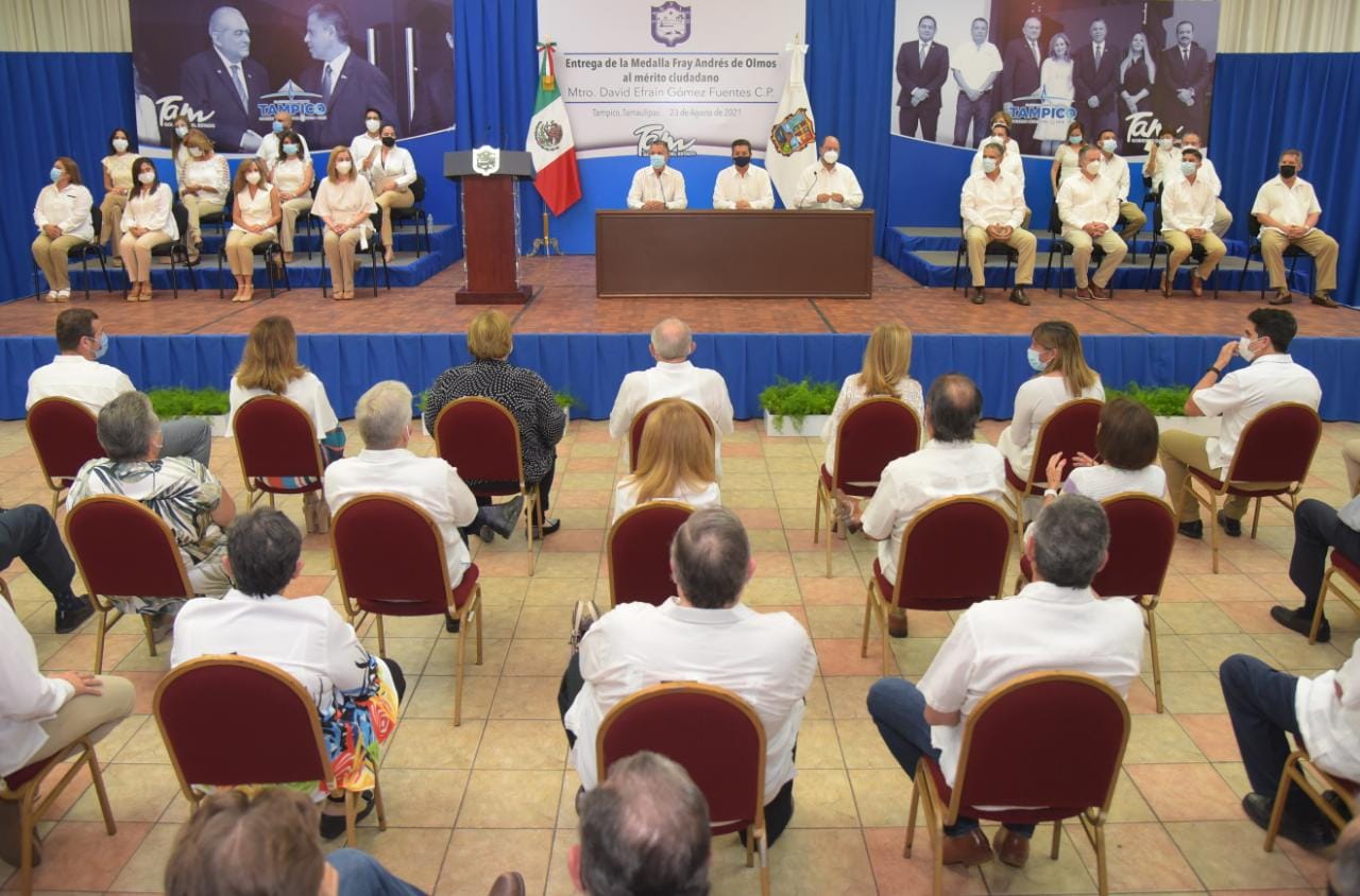 Entregan Cabeza de Vaca y Gobierno de Tampico Medalla Fray Andrés de Olmos al Maestro David Gómez Fuentes