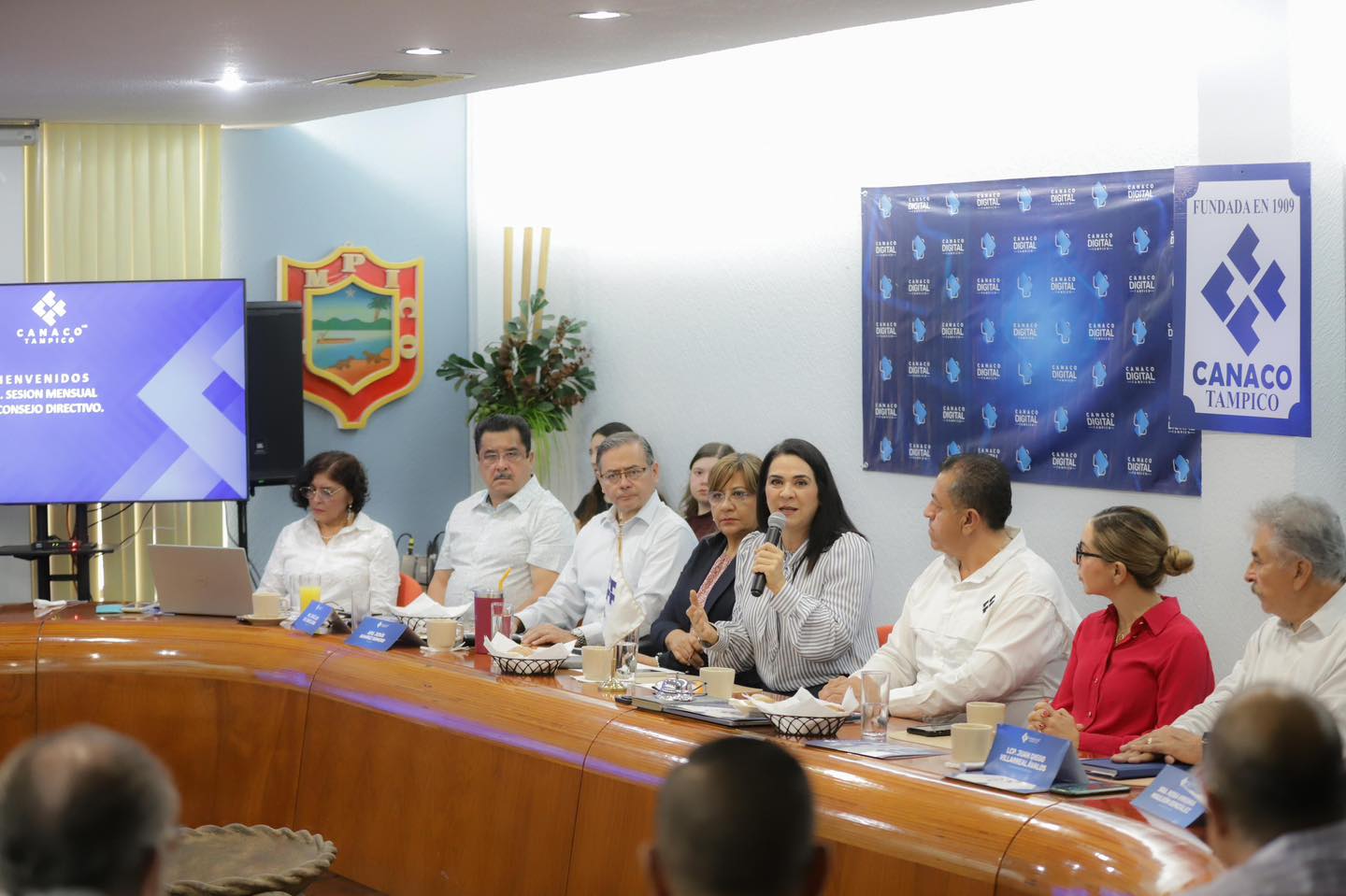 Expone Mónica Villarreal Avances y Proyectos de Desarrollo a Socios de Canaco.